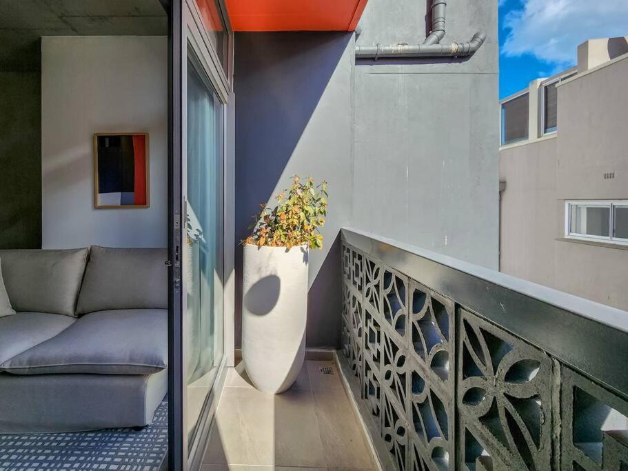 Private Unit, Seapoint. * Kaapstad